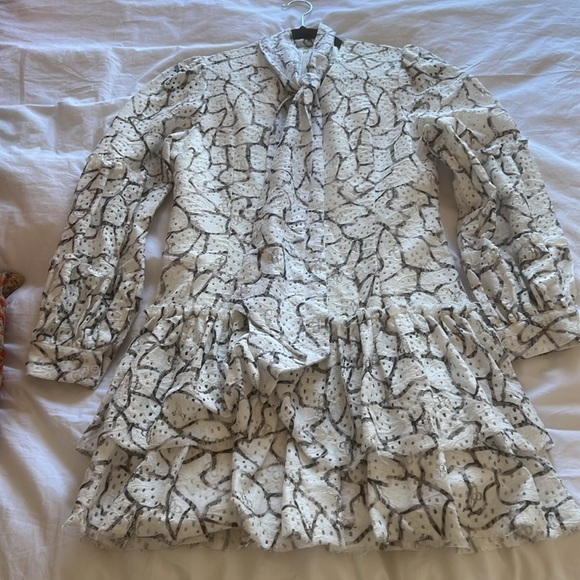 AVANTLOOK SLEEVE PRINTED LACE MINIDRESS IN WHITE BLACK - Picture 5 of 10